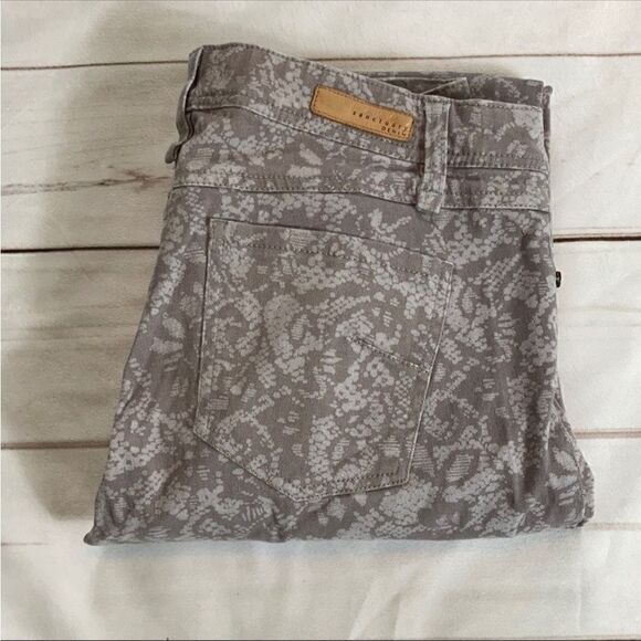 Sanctuary Gray Lace Print Skinny Jeans - Picture 2 of 13